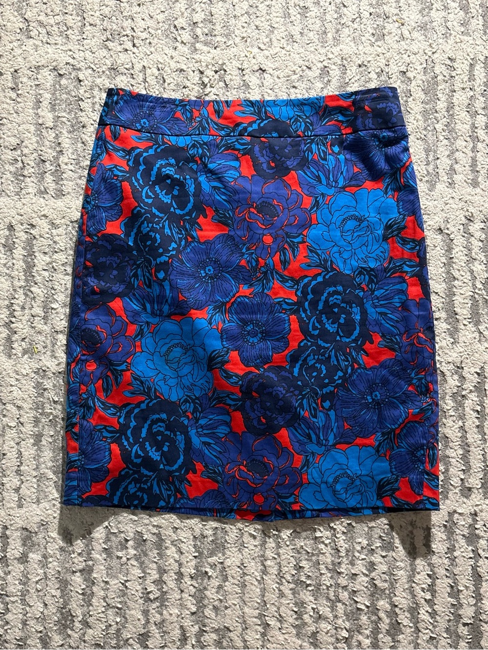 Ann Taylor bold red blue floral rose pencil skirt size 2 petite
